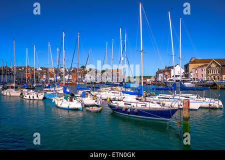 Barche e yacht ormeggiati nel porto di Weymouth Foto Stock