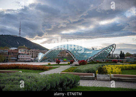 Ponte di Pace (mshvidobis khidi) oltre il fiume Kura progettato da Michele De Lucchi visto da Rike Park, Tbilisi, Georgia Foto Stock