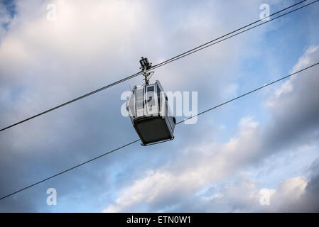 Linea tramviaria passando sulla parte vecchia di Tbilisi, capitale della Georgia Foto Stock