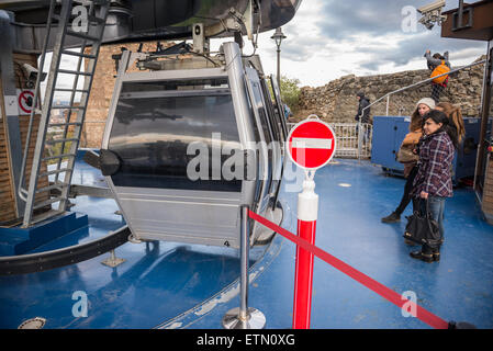 Stazione della linea tramviaria passando sulla parte vecchia di Tbilisi, capitale della Georgia Foto Stock