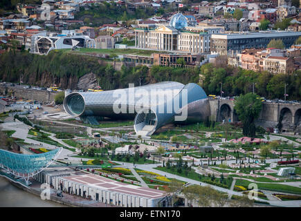 Vista dalla fortezza di Narikala di collina con concerto Hal e palazzo presidenziale a Tbilisi, capitale della Georgia Foto Stock