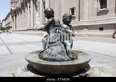 Fontana in bronzo nella piazza principale di Saragozza, Provincia di Aragona, Spagna Foto Stock