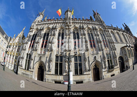 Un obiettivo fisheye vista del municipio in Piazza Burg in Bruges, Belgio Foto Stock