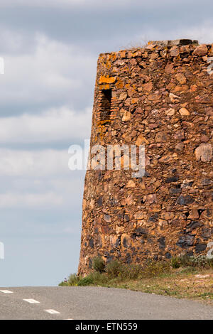 Vista di un vecchio e abbandonato la pietra mulino per i cereali nell'Alentejo, in Portogallo. Foto Stock