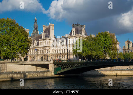 Sera La luce del sole su Hotel de Ville sul Fiume Senna, Parigi, Francia Foto Stock