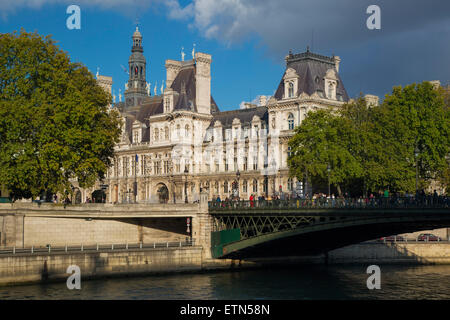 Sera La luce del sole su Hotel de Ville sul Fiume Senna, Parigi, Francia Foto Stock