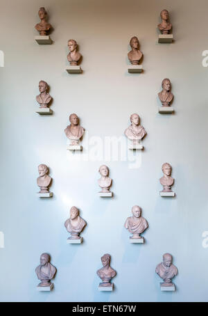 The Chantrey Wall in the Ashmolean Museum, Oxford, UK, una collezione di busti ritratti in gesso dello scultore Sir Francis Chantrey (1781-1841) Foto Stock