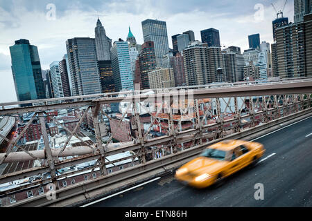 Yellow Cab di attraversare il Ponte di Brooklyn, New York, Stati Uniti d'America Foto Stock