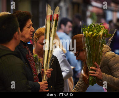 Donna di fiori di acquisto nel mercato di Rialto Venezia Veneto Italia Europa Foto Stock