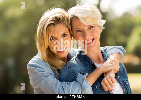 Close up ritratto di madre e figlia avvolgente Foto Stock