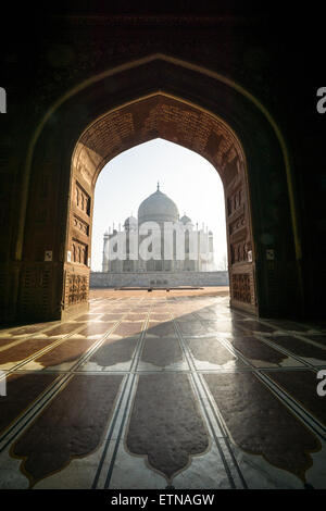 Vista del Taj Mahal attraverso archway, Agra, India Foto Stock