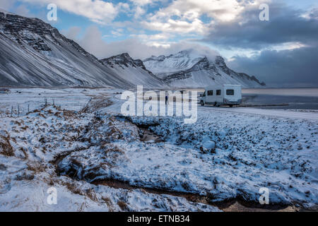 Persona in piedi da un camper, Vestrahorn mountain, Islanda Foto Stock