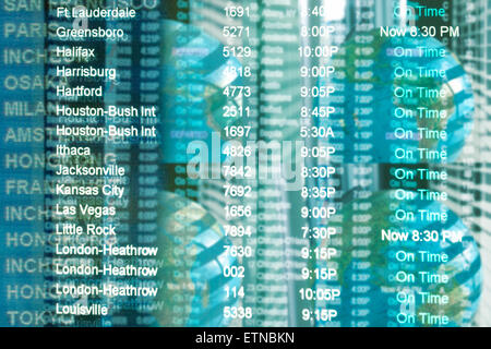 La scheda di destinazione informazioni in aeroporto, sovrapposte quattro globi Foto Stock