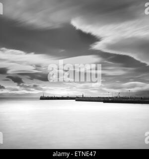 Il molo di Enoshima e cielo velato, nella prefettura di Kanagawa, Giappone Foto Stock