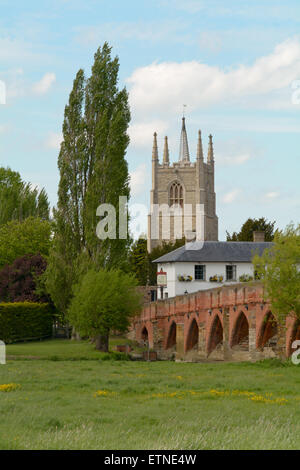 Anchor Inn e Chiesa di Tutti i Santi oltre quattrocento grande ponte Barford, grande Barford, Bedfordshire, Inghilterra Foto Stock