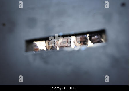 Roma, Italia. 14 Giugno, 2015. I rifugiati si raccolgono in un accampamento di fronte a Roma Stazione Tiburtina. L'Italia sta lottando per ospitare un'onda infinita dei migranti in barca e un giro di vite sulla sicurezza presso i francesi e frontiere austriaca ha causato un collo di bottiglia in corrispondenza di stazioni ferroviarie.Circa un centinaio di migranti sono stare in tende all'ombra della stazione e di un moderno centro di trasporto da dove i viaggiatori sono montate sui treni ad alta velocità in città come Firenze e Milano. Credito: ZUMA Press, Inc./Alamy Live News Foto Stock