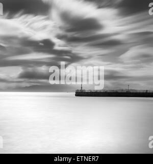 Il molo di Enoshima e cielo velato, nella prefettura di Kanagawa, Giappone Foto Stock