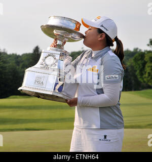 Harrison, New York, Stati Uniti d'America. 14 Giugno, 2015. Corea del Sud il golfer INBEE PARK baci campionato trofeo dopo la vittoria del 2015 KPMG donne campionato di PGA, at Westchester Country Club. Credito: csm/Alamy Live News Foto Stock