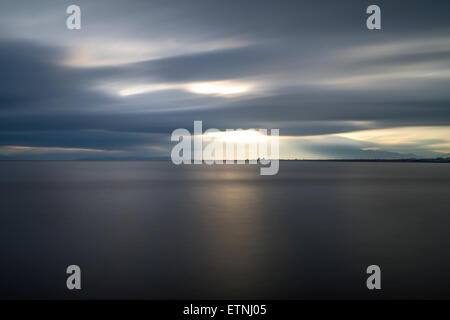 Silky acqua sotto il cielo velato in Enoshima, nella prefettura di Kanagawa, Giappone Foto Stock