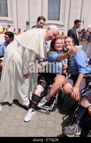 Città del Vaticano. Xiii Giugno, 2015. Selfie con Papa Francesco - Papa Francesco incontra Agesci, Cattolica guida Scout Association, in Piazza San Pietro. 13 Giugno 2015: Credito davvero facile Star/Alamy Live News Foto Stock