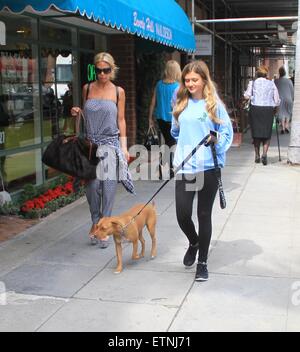 Shauna Sand prende la sua figlia shopping a Beverly Hills insieme con il loro cane con: Shauna Sand dove: Los Angeles, California, Stati Uniti quando: 18 Mar 2015 Credit: WENN.com Foto Stock