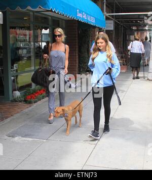 Shauna Sand prende la sua figlia shopping a Beverly Hills insieme con il loro cane con: Shauna Sand dove: Los Angeles, California, Stati Uniti quando: 18 Mar 2015 Credit: WENN.com Foto Stock