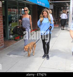 Shauna Sand prende la sua figlia shopping a Beverly Hills insieme con il loro cane con: Shauna Sand dove: Los Angeles, California, Stati Uniti quando: 18 Mar 2015 Credit: WENN.com Foto Stock