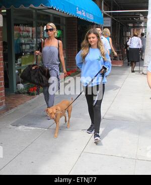 Shauna Sand prende la sua figlia shopping a Beverly Hills insieme con il loro cane con: Shauna Sand dove: Los Angeles, California, Stati Uniti quando: 18 Mar 2015 Credit: WENN.com Foto Stock