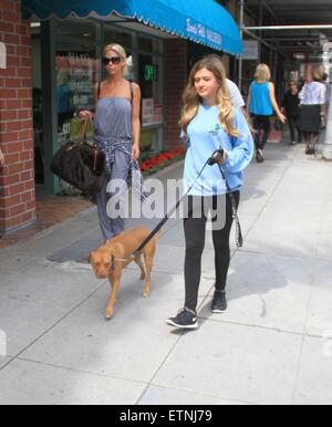 Shauna Sand prende la sua figlia shopping a Beverly Hills insieme con il loro cane con: Shauna Sand dove: Los Angeles, California, Stati Uniti quando: 18 Mar 2015 Credit: WENN.com Foto Stock