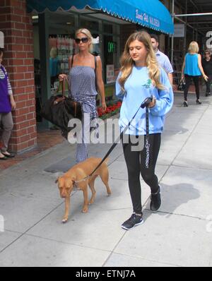 Shauna Sand prende la sua figlia shopping a Beverly Hills insieme con il loro cane con: Shauna Sand dove: Los Angeles, California, Stati Uniti quando: 18 Mar 2015 Credit: WENN.com Foto Stock