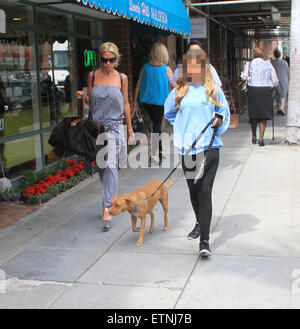 Shauna Sand prende la sua figlia shopping a Beverly Hills insieme con il loro cane con: Shauna Sand dove: Los Angeles, California, Stati Uniti quando: 18 Mar 2015 Credit: WENN.com Foto Stock