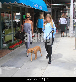 Shauna Sand prende la sua figlia shopping a Beverly Hills insieme con il loro cane con: Shauna Sand dove: Los Angeles, California, Stati Uniti quando: 18 Mar 2015 Credit: WENN.com Foto Stock