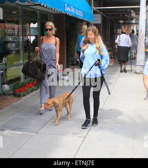 Shauna Sand prende la sua figlia shopping a Beverly Hills insieme con il loro cane con: Shauna Sand dove: Los Angeles, California, Stati Uniti quando: 18 Mar 2015 Credit: WENN.com Foto Stock