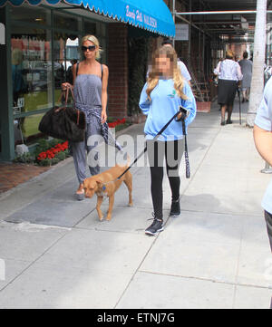 Shauna Sand prende la sua figlia shopping a Beverly Hills insieme con il loro cane con: Shauna Sand dove: Los Angeles, California, Stati Uniti quando: 18 Mar 2015 Credit: WENN.com Foto Stock