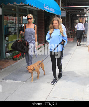 Shauna Sand prende la sua figlia shopping a Beverly Hills insieme con il loro cane con: Shauna Sand dove: Los Angeles, California, Stati Uniti quando: 18 Mar 2015 Credit: WENN.com Foto Stock