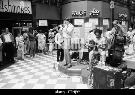 1987 Birmingham International Jazz e Blues Festival, artisti, 4 luglio 1987. Trevor Merlano con il suo Jazz Swingtet da Londra, giocare agli acquirenti in Great Western Arcade nel centro della città di Birmingham. Foto Stock