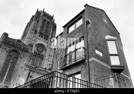 Immagine che mostra come il Liverpool Cattedrale Anglicana precincts hanno cambiato da case a schiera per un nuovo sviluppo in fase di completamento con le case per gli studenti e del clero. 5 febbraio 1990. Foto Stock