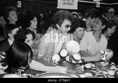 Gli amanti dello shopping in Cina dipartimento a Harrods durante la vendita. Il 15 luglio 1979. Foto Stock