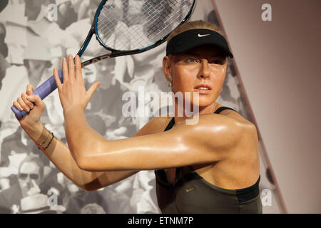 Una cera la figura di Maria Sharapova, giocatore di tennis in mostra presso il Museo di Madame Tussauds di Tokyo museo della cera in Odaiba, presso Tokyo, 15 giugno 2015. Il famoso British wax museum ''Madame Tussauds'' ha aperto la sua quattordicesima filiale permanente a Tokyo nel 2013 e mostre internazionali e celebrità locali, gli sportivi e i politici. Nuove aggiunte alla collezione includono figure di cera giapponese di figura skater Yuzuru Hanyu e l'attore Benedetto Cumberbatch. La cera la figura di Benedetto Cumberbatch saranno esposti fino a giugno 30th. (Foto di Rodrigo Reyes Marin/AFLO) Foto Stock