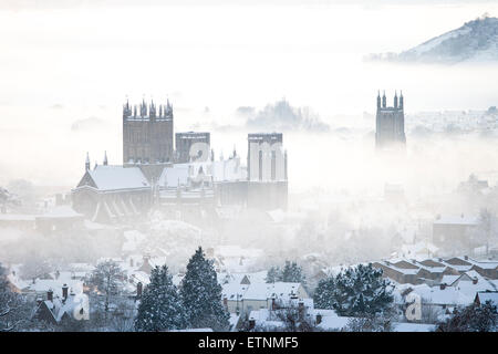 Cattedrale di Wells con St Cuthbert. Sera d'inverno con nebbia e neve 2010 Foto Stock