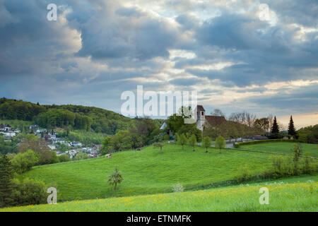 Mattina di primavera nel villaggio di Ziefen, Svizzera. Foto Stock