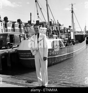 Una nuova mania - Voglia di abiti indossati dai pescatori a strascico a Lowestoft, Suffolk. Hylton Brighty, di 16 anni. Il 19 luglio 1961. Foto Stock