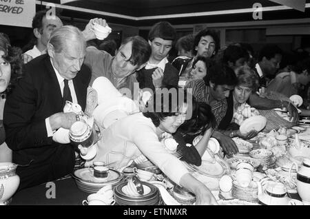 Gli amanti dello shopping in Cina dipartimento a Harrods durante la vendita. Il 15 luglio 1979. Foto Stock