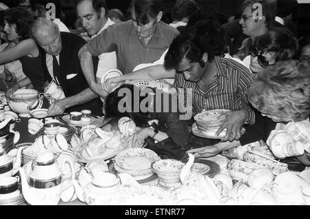 Gli amanti dello shopping in Cina dipartimento a Harrods durante la vendita. Il 15 luglio 1979. Foto Stock