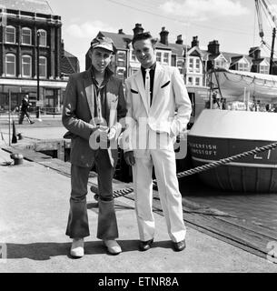 Una nuova mania - Voglia di abiti indossati dai pescatori a strascico a Lowestoft, Suffolk. Nigel soffianti 18, che sta per andare al mare, parlando con un amico Brighty Hylton, 16. Il 19 luglio 1961. Foto Stock
