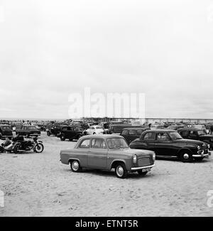 I vacanzieri e le loro auto sulla spiaggia di Southport, Merseyside. 5 agosto 1959. Foto Stock