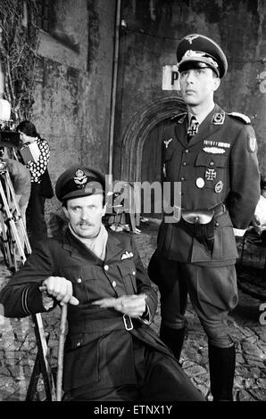 Attori David McCallum (sinistra) e Anthony Valentine sul set di un film durante le riprese di 'Colditz', la serie televisiva della BBC. David McCallum ha svolto la parte di volo tenente Simon Carter e Anthony Valentine ha svolto importanti Horst Mohn, seconda a comando. Ealing Studi Foto Stock