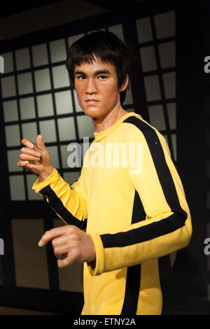 Una cera figura di Bruce Lee, Hong Kong American artista marziale in mostra presso il Museo di Madame Tussauds di Tokyo museo della cera in Odaiba, presso Tokyo, 15 giugno 2015. Il famoso British wax museum ''Madame Tussauds'' ha aperto la sua quattordicesima filiale permanente a Tokyo nel 2013 e mostre internazionali e celebrità locali, gli sportivi e i politici. Nuove aggiunte alla collezione includono figure di cera giapponese di figura skater Yuzuru Hanyu e l'attore Benedetto Cumberbatch. La cera la figura di Benedetto Cumberbatch saranno esposti fino a giugno 30th. (Foto di Rodrigo Reyes Marin/AFLO) Foto Stock