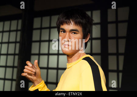 Una cera figura di Bruce Lee, Hong Kong American artista marziale in mostra presso il Museo di Madame Tussauds di Tokyo museo della cera in Odaiba, presso Tokyo, 15 giugno 2015. Il famoso British wax museum ''Madame Tussauds'' ha aperto la sua quattordicesima filiale permanente a Tokyo nel 2013 e mostre internazionali e celebrità locali, gli sportivi e i politici. Nuove aggiunte alla collezione includono figure di cera giapponese di figura skater Yuzuru Hanyu e l'attore Benedetto Cumberbatch. La cera la figura di Benedetto Cumberbatch saranno esposti fino a giugno 30th. (Foto di Rodrigo Reyes Marin/AFLO) Foto Stock