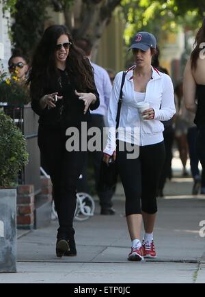 Jessica Lowndes lasciando Alfred Coffee & Cucina con un amico dotato di: Jessica Lowndes dove: Los Angeles, California, Stati Uniti quando: 19 Mar 2015 Credit: Michael Wright/WENN.com Foto Stock